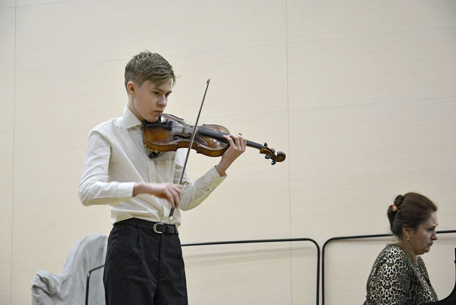 Академический концерт у скрипачей